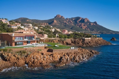 House for sale in THÉOULE-SUR-MER  - 7 rooms - 309 m&sup2; 