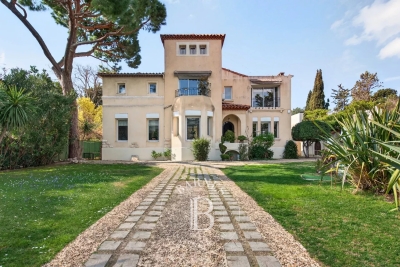 House for sale in MARSEILLE 8EME  - 6 rooms - 336 m&sup2; 