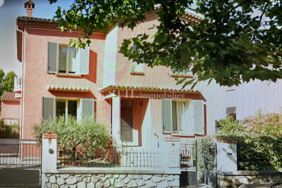House for sale in DRAGUIGNAN  - 6 rooms - 210 m&sup2; 
