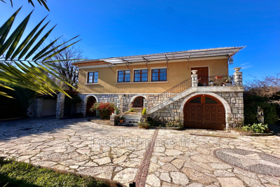 Maison &agrave; vendre &agrave; ROQUEFORT-LES-PINS  - 8 pi&egrave;ces - 270 m&sup2; 