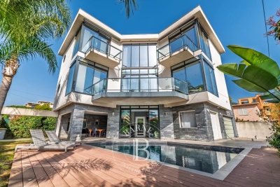 Maison &agrave; vendre &agrave; Cagnes-sur-Mer  - 7 pi&egrave;ces 240 m&sup2; 