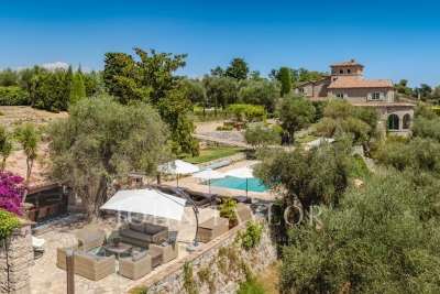Maison &agrave; vendre &agrave; CHATEAUNEUF-GRASSE  - 10 pi&egrave;ces - 386 m&sup2; 
