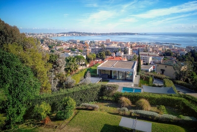 Maison &agrave; louer &agrave; GOLFE JUAN  - 6 pi&egrave;ces - 190 m&sup2; 