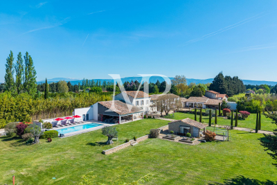 Villa à L'Isle-sur-la-Sorgue &agrave; louer à partir de 11 000 € / semaine, Photo 1