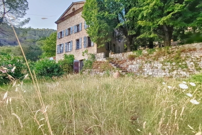 Maison &agrave; vendre &agrave; ST-CÉZAIRE-SUR-SIAGNE  - 10 pi&egrave;ces - 307 m&sup2; 