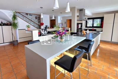 Maison &agrave; vendre &agrave; MOUANS-SARTOUX  - 6 pi&egrave;ces - 200 m&sup2; 