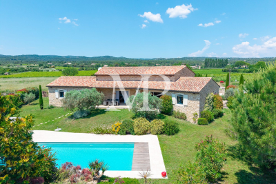 Villa à Gordes &agrave; louer à partir de 4 900 € / semaine, Photo 1