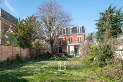 Maison &agrave; vendre &agrave; COURBEVOIE  - 10 pi&egrave;ces - 361 m&sup2; 