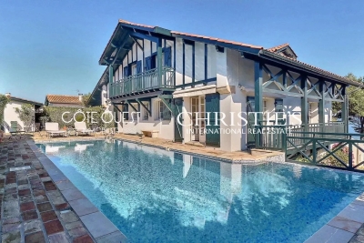 Maison &agrave; vendre &agrave; ST-JEAN-DE-LUZ  - 6 pi&egrave;ces - 240 m&sup2; 
