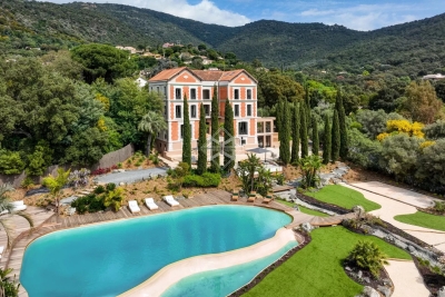 Villa à Le Lavandou &agrave; louer à partir de 12 000 € / semaine, Photo 1