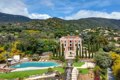 Villa à Le Lavandou &agrave; louer à partir de 12 000 € / semaine, Photo 3