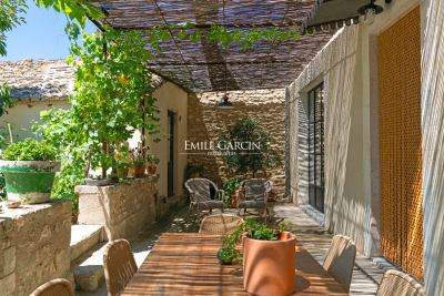 Maison &agrave; vendre &agrave; ST-RÉMY-DE-PROVENCE  - 6 pi&egrave;ces - 145 m&sup2; 