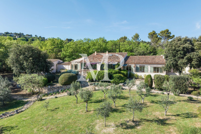 Villa à Gordes &agrave; louer à partir de 8 312 € / semaine, Photo 2