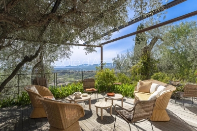 Maison &agrave; vendre &agrave; CHATEAUNEUF-GRASSE  - 6 pi&egrave;ces - 250 m&sup2; 