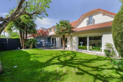 Maison &agrave; vendre &agrave; LE CHESNAY-ROCQUENCOURT  - 6 pi&egrave;ces - 142 m&sup2; 