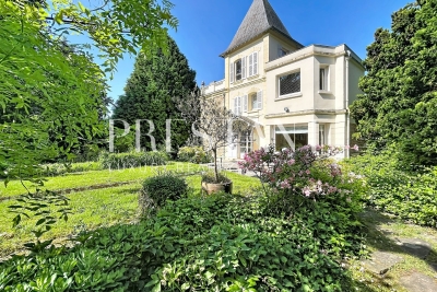 Maison &agrave; vendre &agrave; ST REMY LES CHEVREUSE  - 6 pi&egrave;ces - 200 m&sup2; 