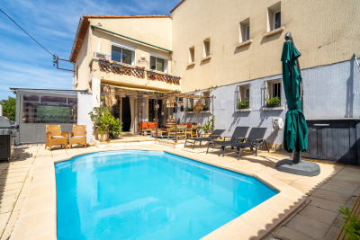 Maison &agrave; vendre &agrave; SIX-FOURS-LES-PLAGES  - 8 pi&egrave;ces - 195 m&sup2; 