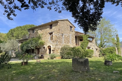 Maison &agrave; vendre &agrave; Vaison-la-Romaine  - 8 pi&egrave;ces 6000 m&sup2; 