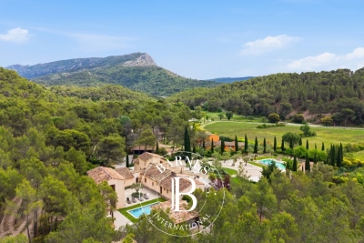 Maison &agrave; vendre &agrave; AIX-EN-PROVENCE  - 16 pi&egrave;ces - 762 m&sup2; 