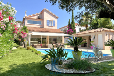 Maison &agrave; vendre &agrave; SANARY-SUR-MER  - 9 pi&egrave;ces - 224 m&sup2; 