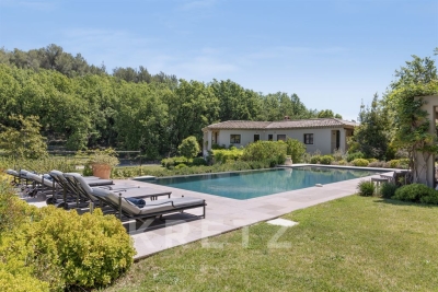 Maison &agrave; vendre &agrave; CHATEAUNEUF-GRASSE  - 6 pi&egrave;ces - 390 m&sup2; 