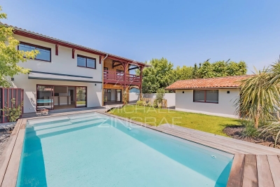 House for sale in LA TESTE-DE-BUCH  - 7 rooms - 350 m&sup2; 