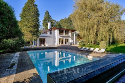 Maison &agrave; louer &agrave; MORAINVILLIERS  - 10 pi&egrave;ces - 425 m&sup2; 
