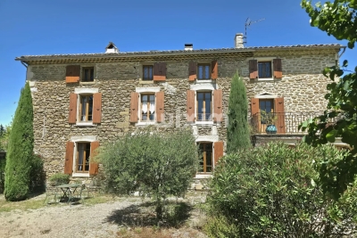 Maison &agrave; vendre jardin cour grignan 