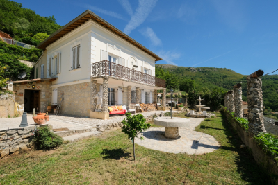 Maison &agrave; vendre &agrave; TOURRETTES-SUR-LOUP Centre - 10 pi&egrave;ces - 244 m&sup2; 