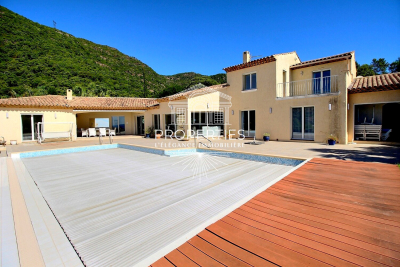 Maison &agrave; vendre &agrave; CAVALAIRE-SUR-MER  - 7 pi&egrave;ces - 272 m&sup2; 