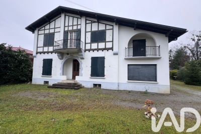 Maison &agrave; vendre &agrave; CAMBO-LES-BAINS  - 8 pi&egrave;ces - 270 m&sup2; 