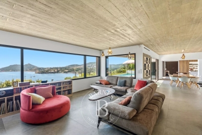 Maison &agrave; vendre &agrave; ST-RAPHAËL  - 8 pi&egrave;ces - 380 m&sup2; 