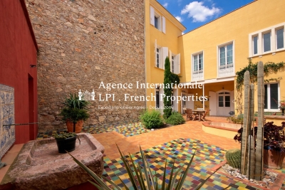 Maison &agrave; vendre &agrave; ST LAURENT DE LA SALANQUE  - 10 pi&egrave;ces - 298 m&sup2; 