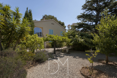Maison &agrave; vendre &agrave; SIX-FOURS-LES-PLAGES  - 8 pi&egrave;ces - 166 m&sup2; 