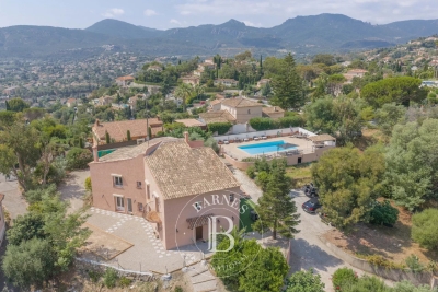 Maison &agrave; louer &agrave; MANDELIEU-LA-NAPOULE Centre - 9 pi&egrave;ces - 300 m&sup2; 
