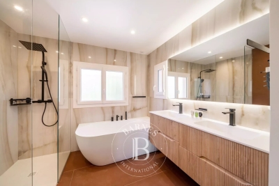 Villa à Mandelieu-la-Napoule &agrave; louer à partir de 15 000 € / semaine, Photo 12
