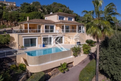 Maison &agrave; vendre &agrave; ST-RAPHAËL  - 7 pi&egrave;ces - 297 m&sup2; 