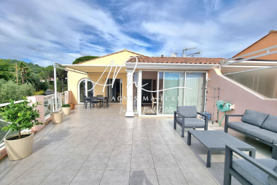 Apartment for sale in CAVALAIRE-SUR-MER La Ville - 3 rooms - 72 m&sup2; 