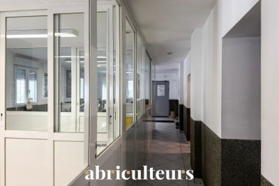 Commerce &agrave; vendre &agrave; LE MUY   - 695 m&sup2; 