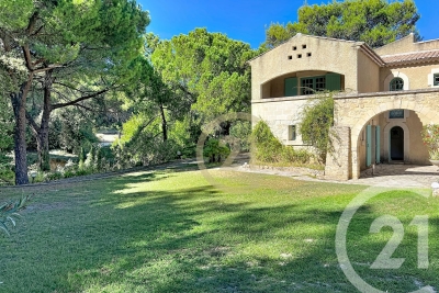 Maison &agrave; vendre &agrave; UZÈS  - 9 pi&egrave;ces - 265 m&sup2; 