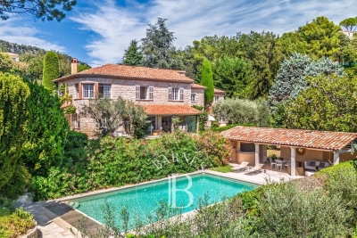 House to rent in CHATEAUNEUF-GRASSE  - 7 rooms - 300 m&sup2; 
