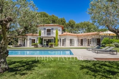House for sale in MOUGINS Saint-Jacques Sud - 8 rooms - 400 m&sup2; 