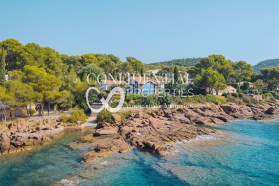 House for sale in ST-RAPHAËL Les Arenes Nord - 9 rooms - 240 m&sup2; 