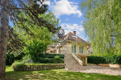 Maison &agrave; louer &agrave; MAREIL MARLY  - 7 pi&egrave;ces - 228 m&sup2; 