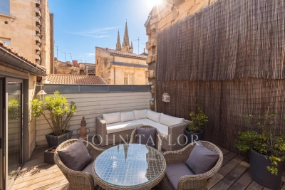 House for sale in BORDEAUX  - 8 rooms - 388 m&sup2; 