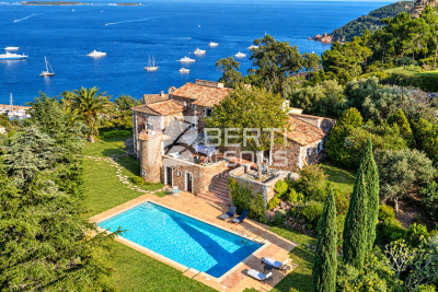 House for sale in THÉOULE-SUR-MER  - 6 rooms - 163 m&sup2; 