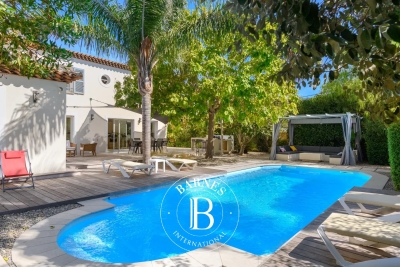 House for sale in SIX-FOURS-LES-PLAGES  - 6 rooms - 256 m&sup2; 