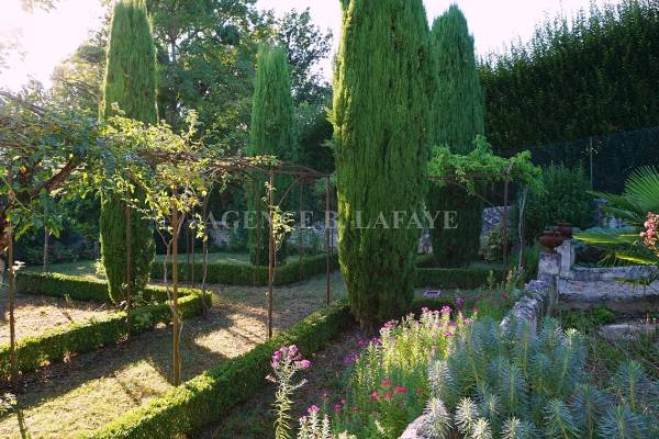 BORDEAUX - Advertisement House for sale 9 rooms - 280 m² BORDEAUX - Advertisement House for sale 9 rooms - 280 m²