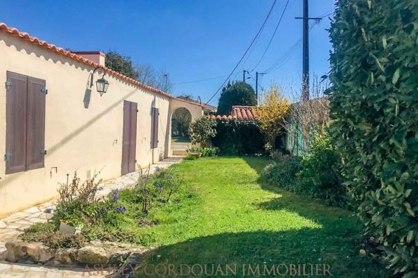 DOMPIERRE SUR MER - Annonce Maison à vendre 7 pièces - 215 m² DOMPIERRE SUR MER - Annonce Maison à vendre 7 pièces - 215 m²
